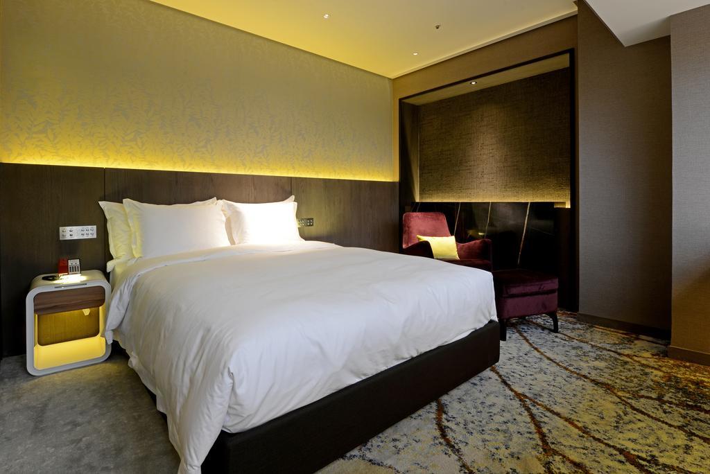 Brother Hotel Тайбей Екстер'єр фото